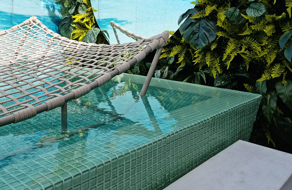 Home 2 piscina com borda infinita